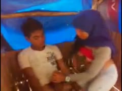 A cute Mumbai housewife who loves dicks puts her head on the bench.